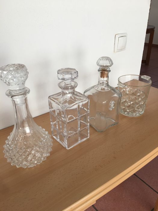 Garrafas e balde gelo em cristal