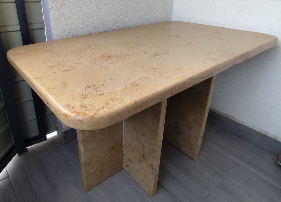 Stolik z prawdziwego trawertynu – klasa, styl i trwałość!