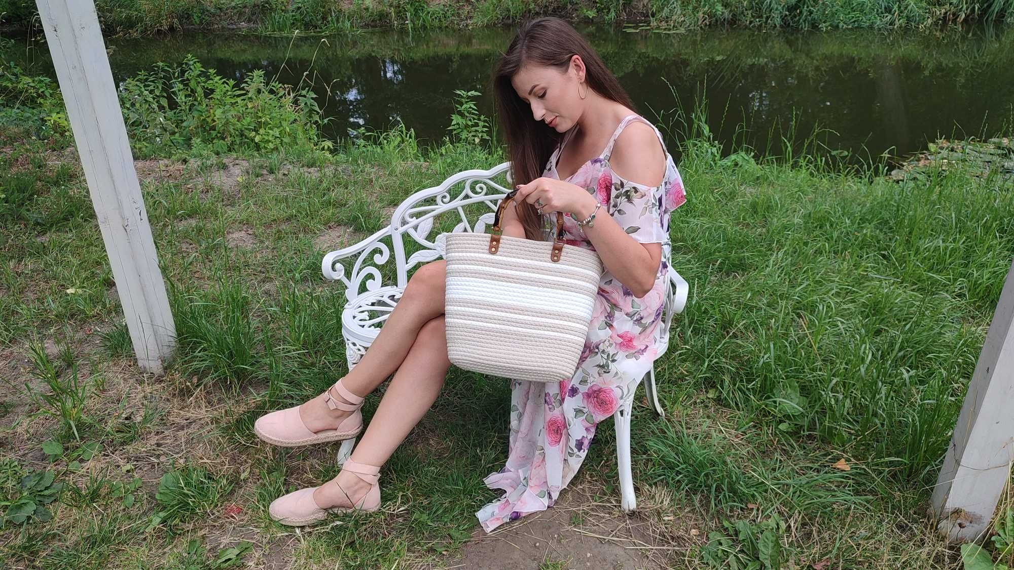 Beżowa pleciona torebka z eleganckimi rączkami w pasy