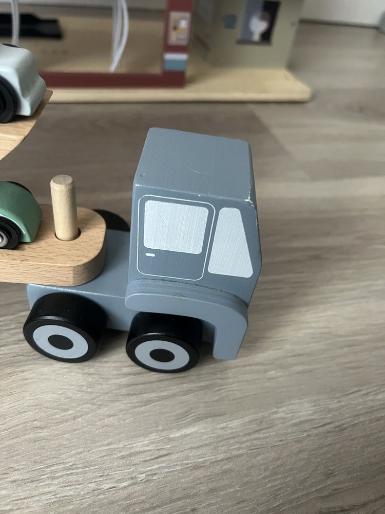 Garaż Little Dutch wraz z Lawetą i autkami