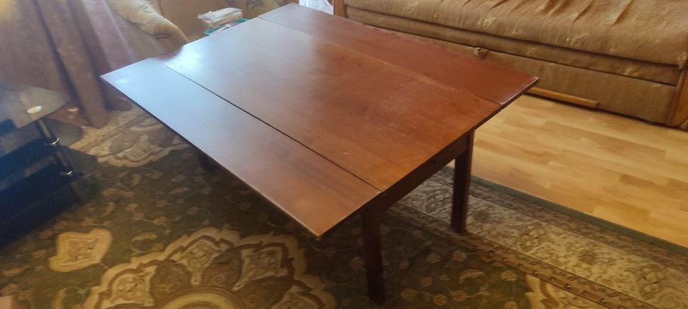 Rozkladany drewniany stol