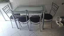 Vendo mesa cozinha com 4 cadeiras