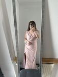 Sukienka pudrowy róż z piórami