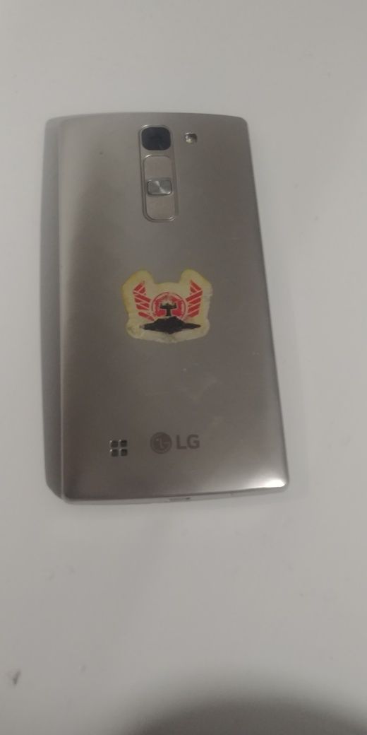 Telefon LG z małą rysą ( odbiór osobisty )