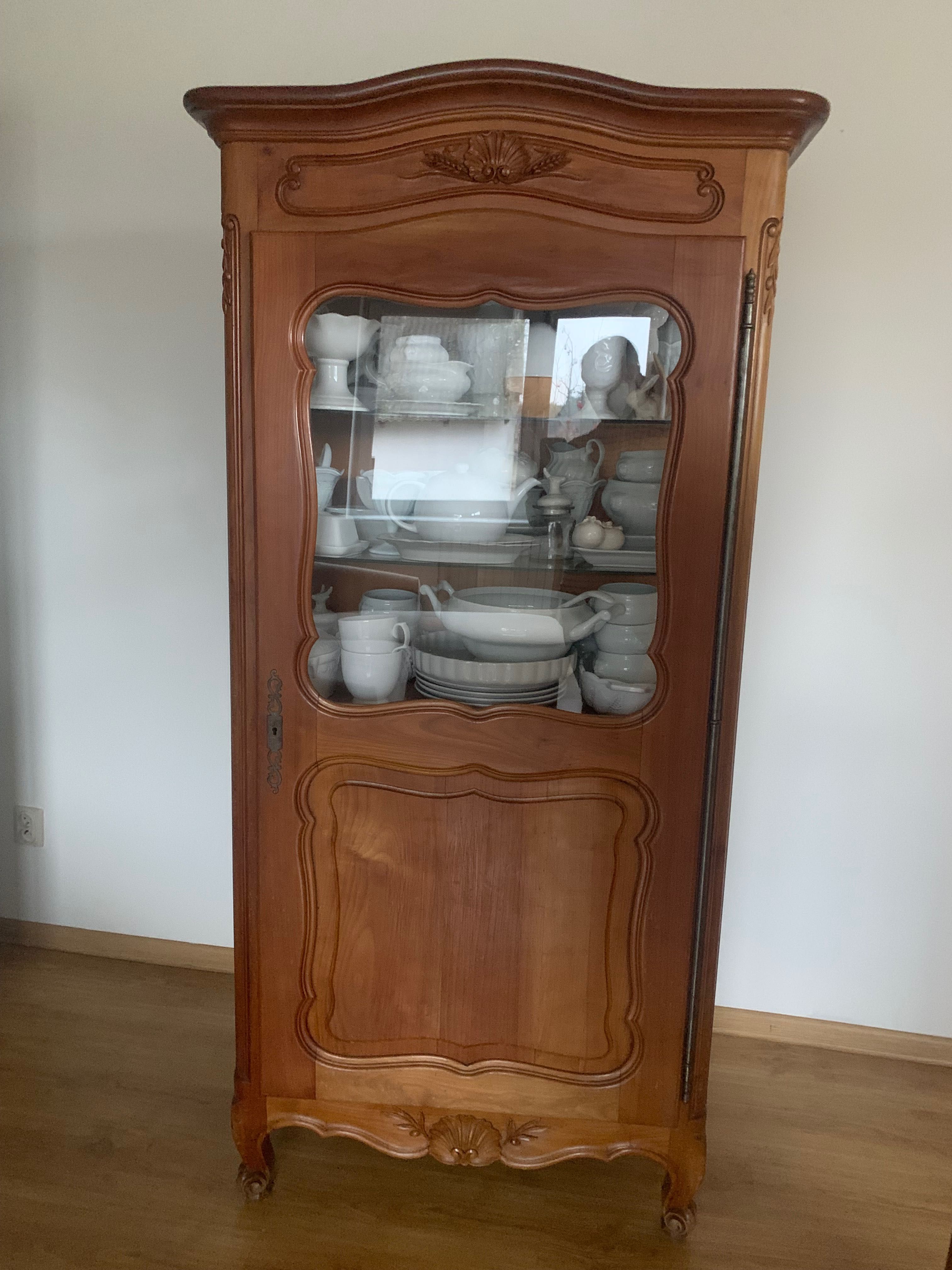 Pięknie rzeźbiona dębowa serwantka