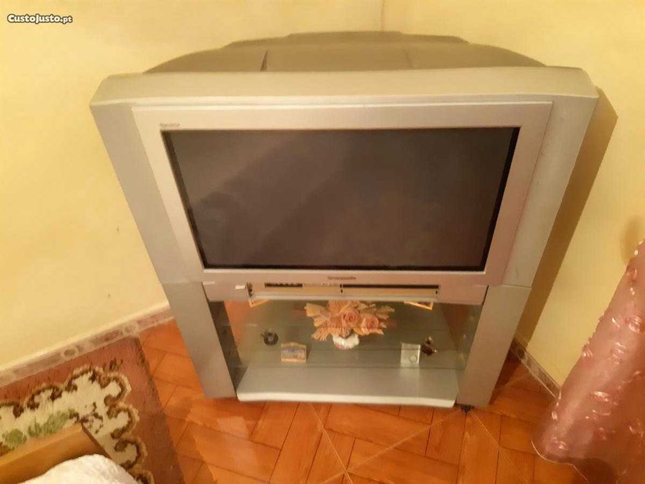 Televisor de sala com móvel incluído marca Panasonic