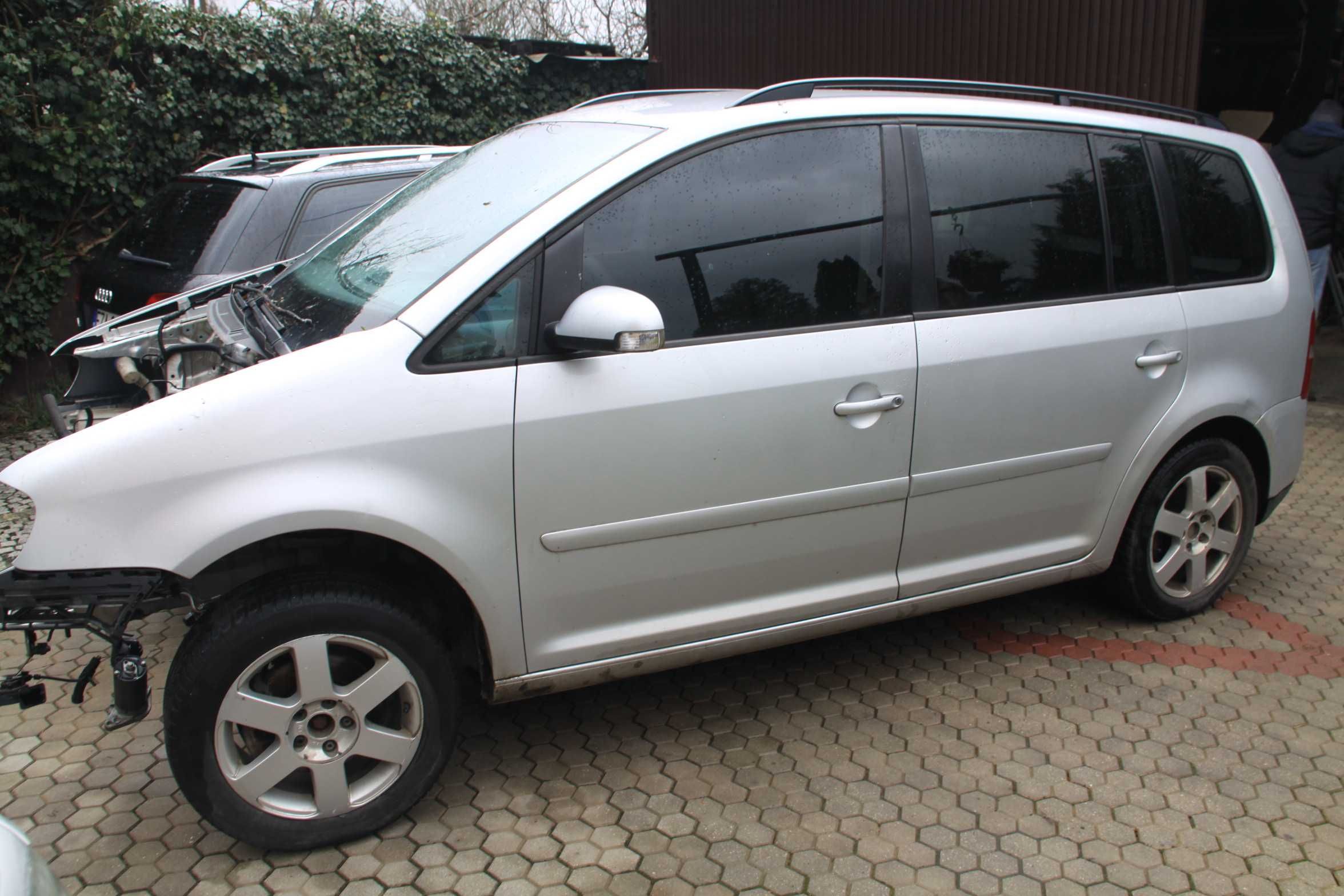 VW Touran  1,9 TDI  BKC Skrzynia JCY Kolor LA7W  Auto na Części