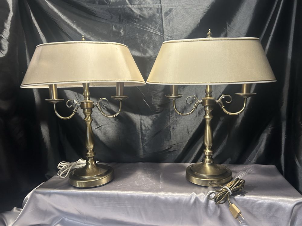 Zestaw 2 lamp stołowych – klasyczne, dwuramienne z abażurami – komplet