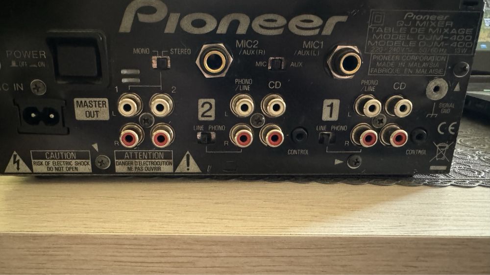 Pioneer DJM 400 Di Mixer.