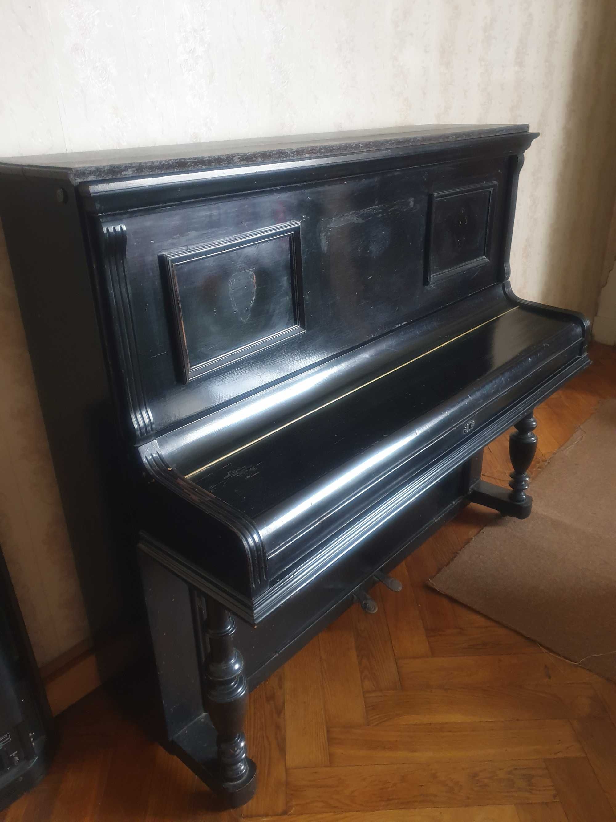 Czarne stare pianino