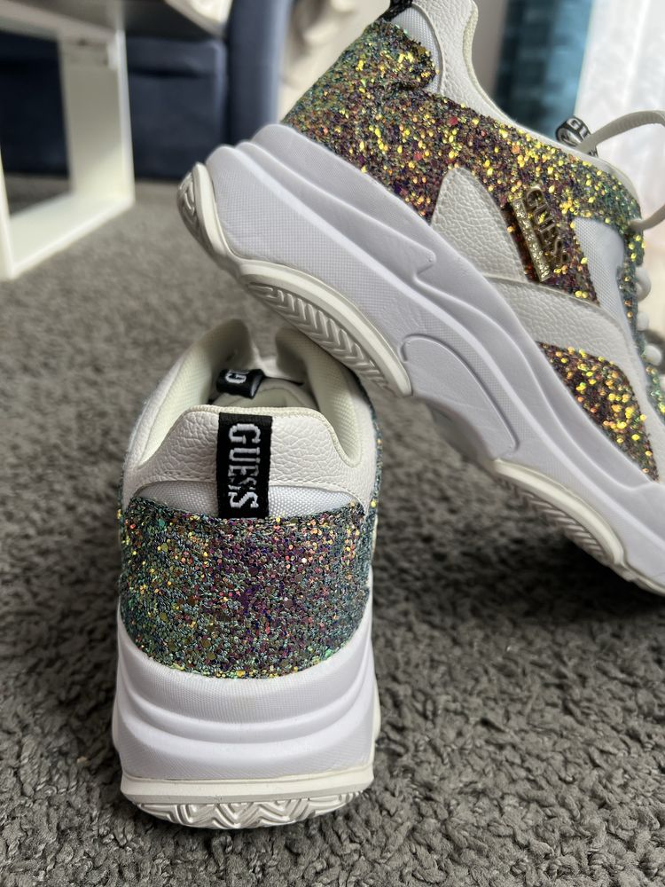 Białe sneakersy z brokatem Guess 40