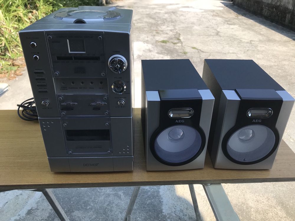 Aparelagem de musica  sao dois vendo no comjunto um sony e outro  tens