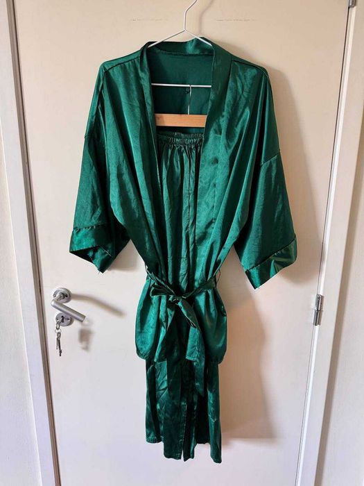 Pijama acetinada verde esmeralda, tamanho M/L