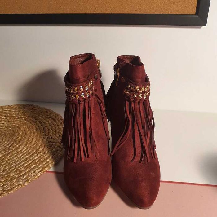 Buty na obcasie z frędzelkami 40