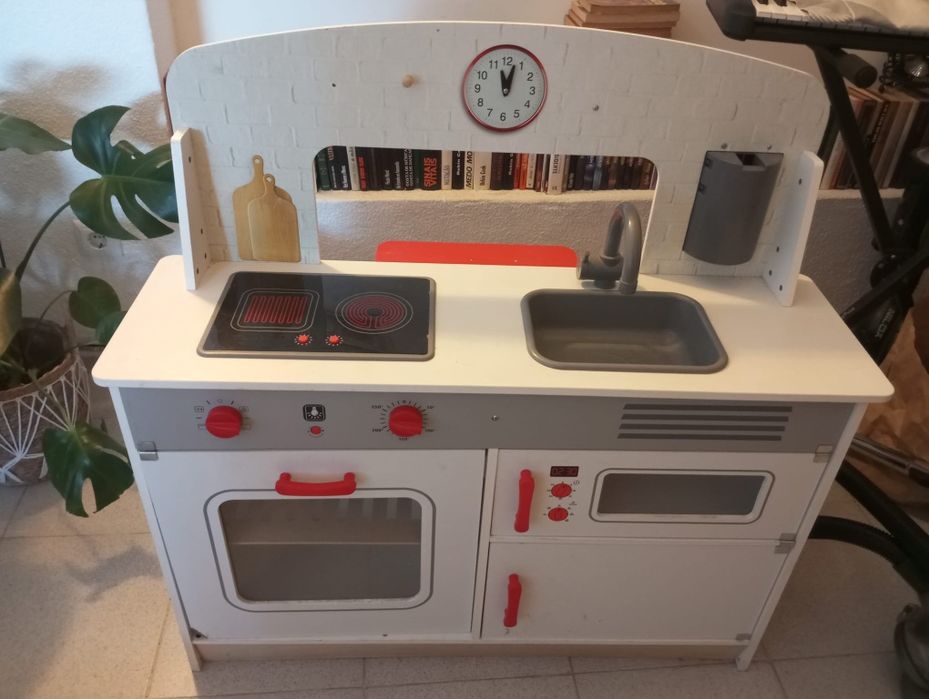 Cozinha de brincar com banco de madeira