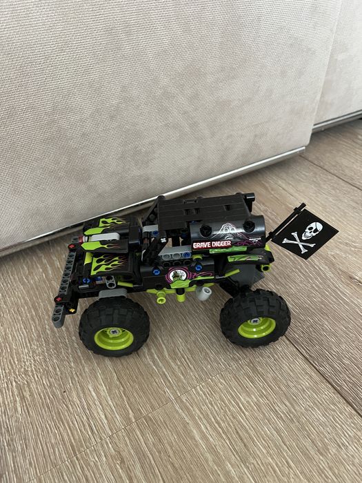 Конструктор Lego Technic Monster Jam Grave Digger (42118)