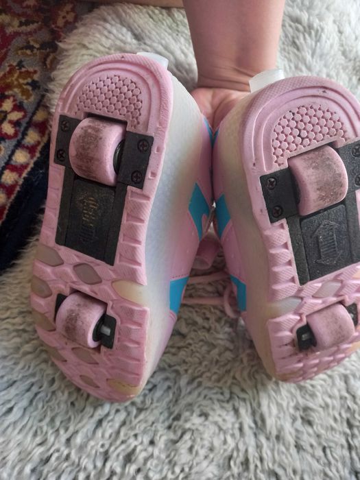 Ролико-кроссовки на двух колёсиках,которые прячутся