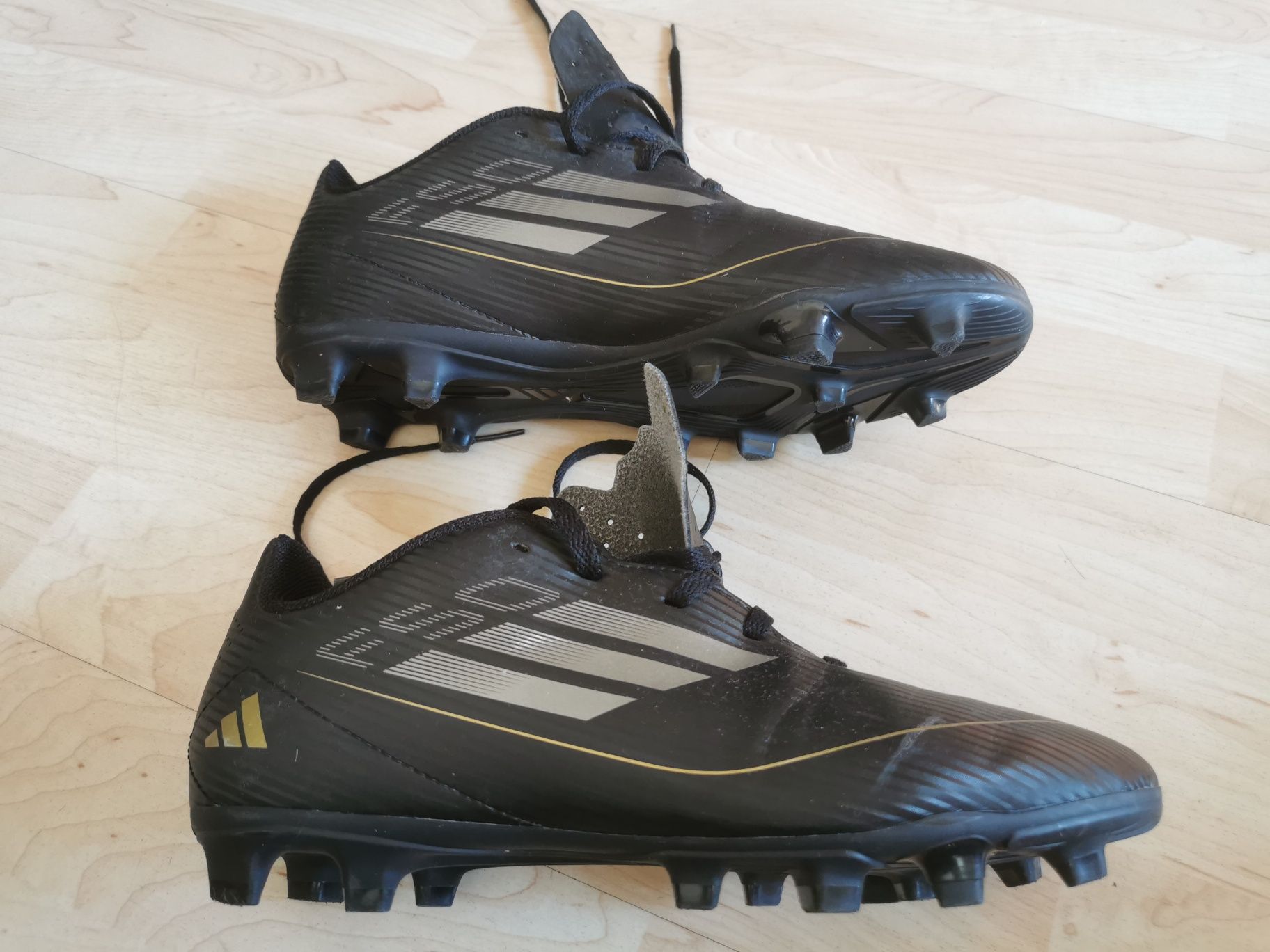 Buty piłkarskie korki adidas czarno-złote r. 38