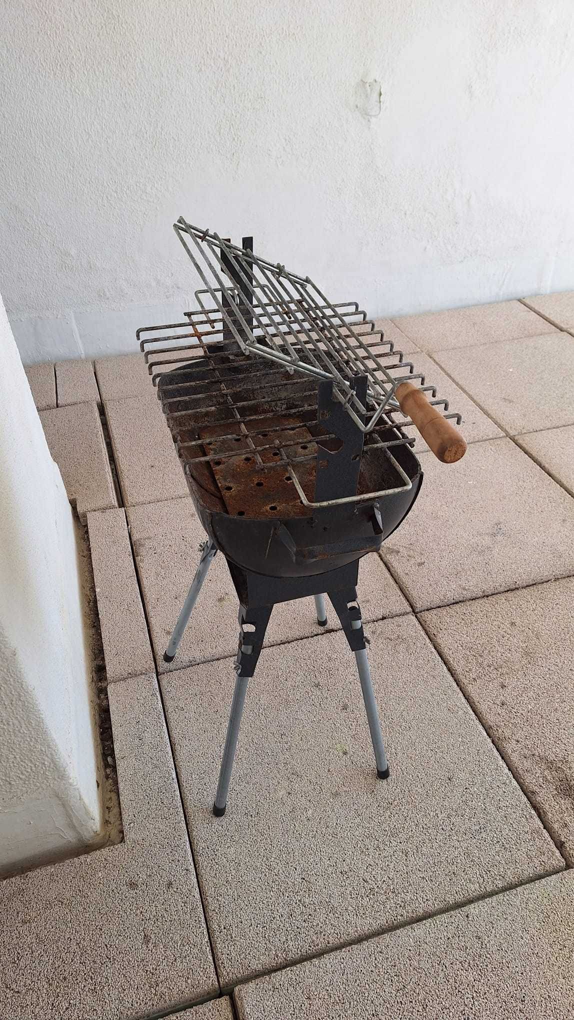 Grelhador a carvão vegetal com motor