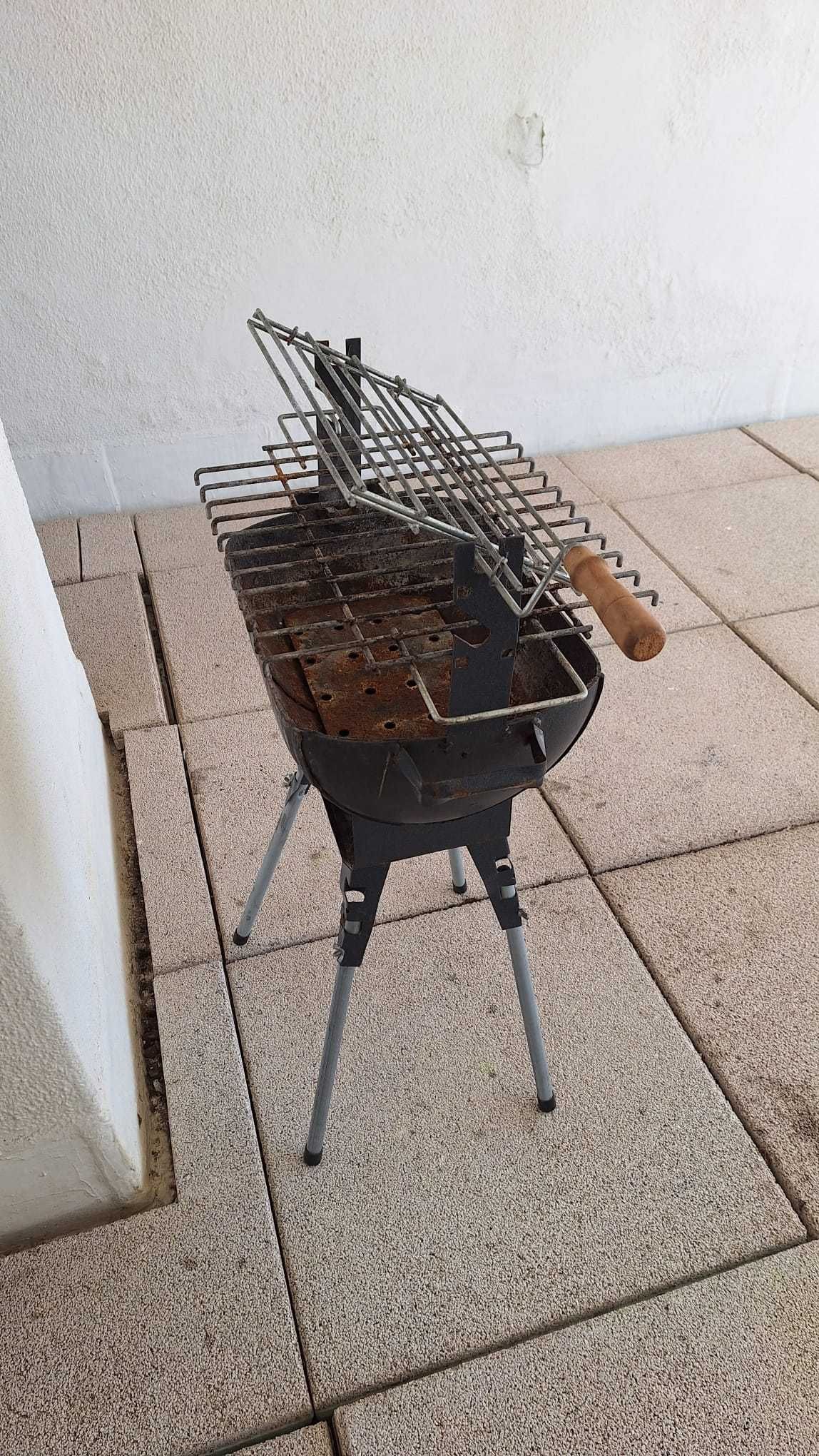 Grelhador a carvão vegetal com motor