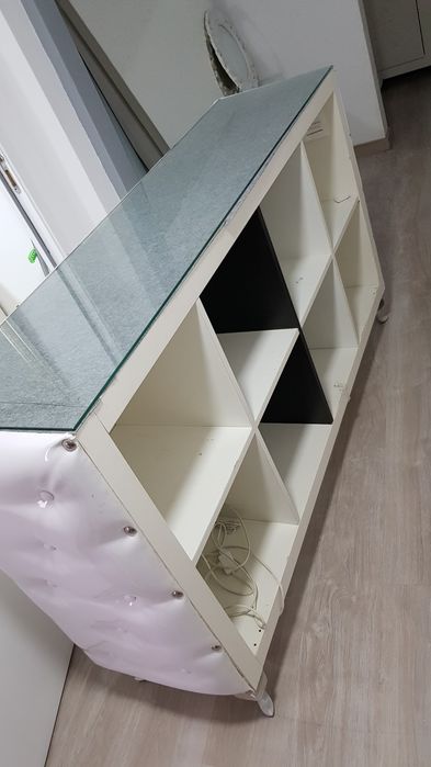 Balcão lakada, com tampa de vidro. Bom estado