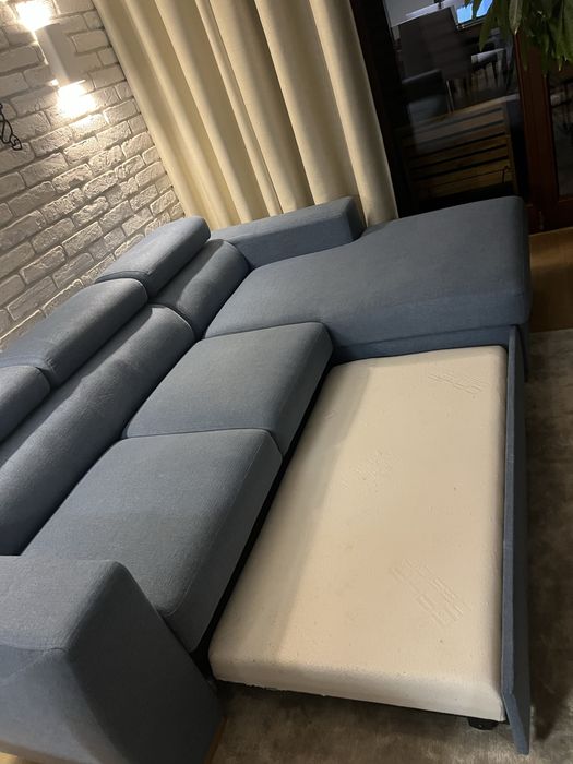 Piękna i nowoczesna sofa z szezlongiem i funkcją spania