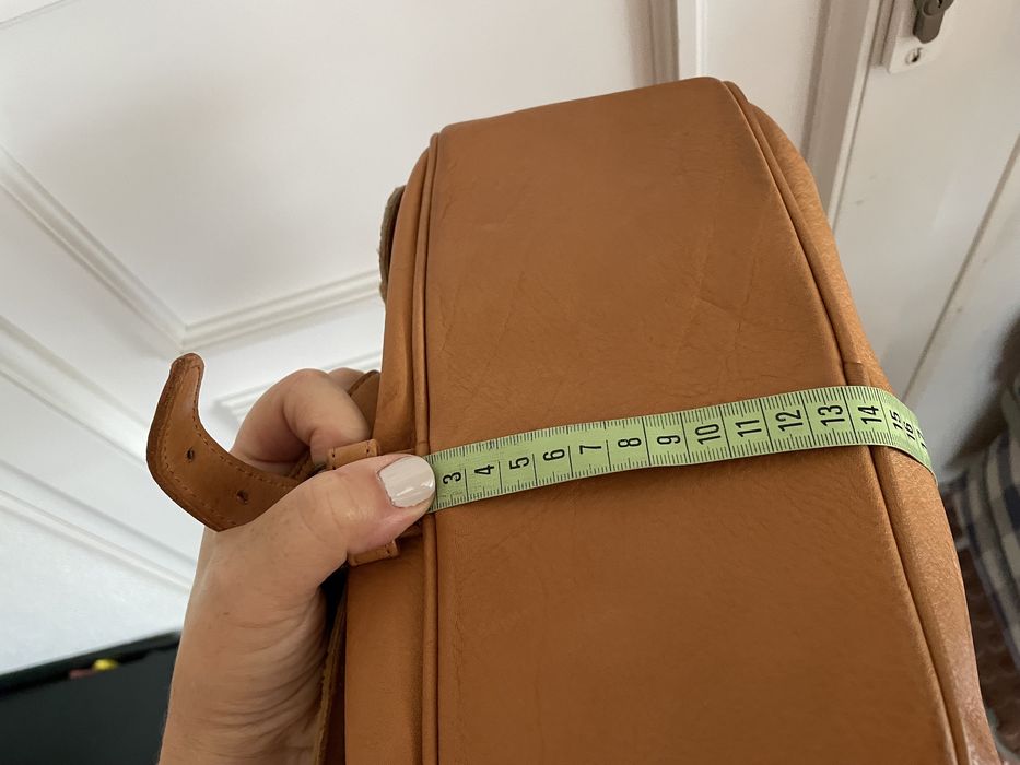 Mala em pele e com relevo em pelo