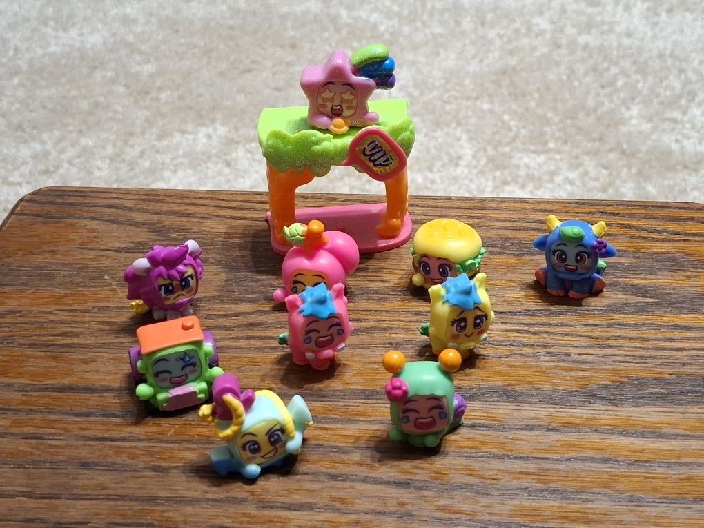 Moji pops zestaw nr 23:  domek 1 rzadka i 9 zwykłych figurek