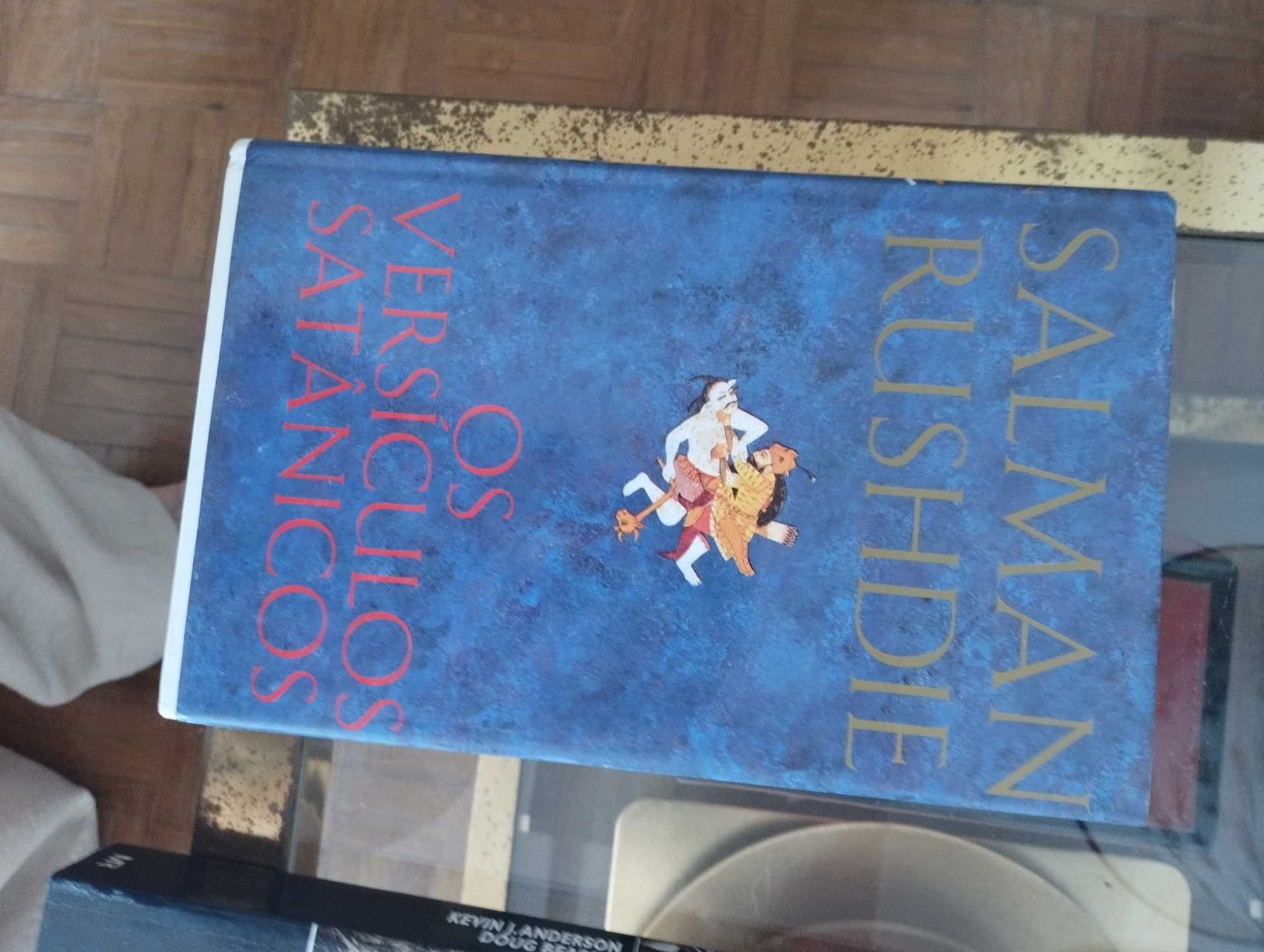 Livros usados de diversos temas