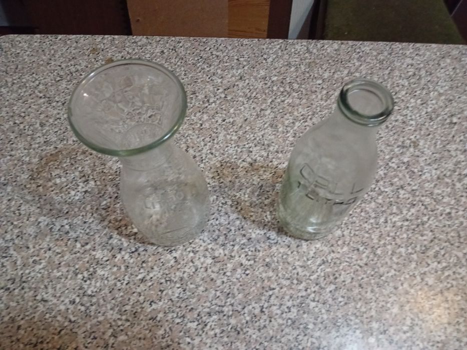 Conjunto de 2 Garrafas Antigas de Leite