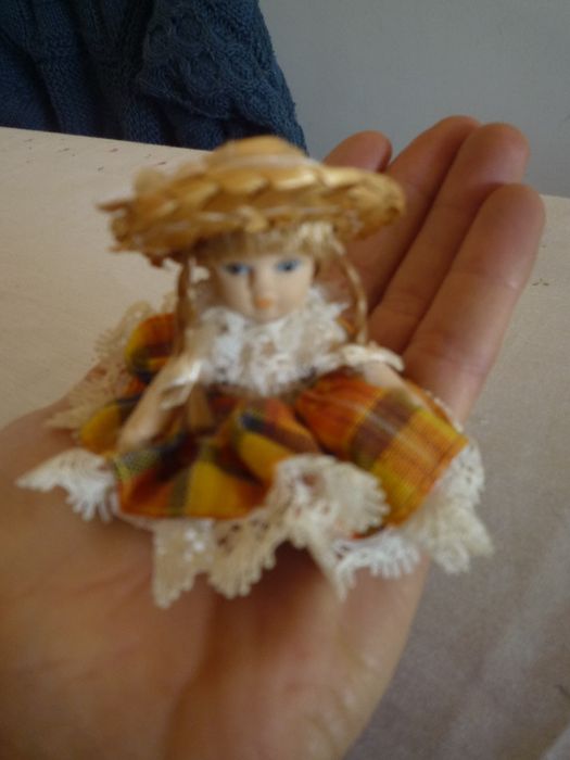 Bonequinha de colecção de Porcelana Antiga em miniatura