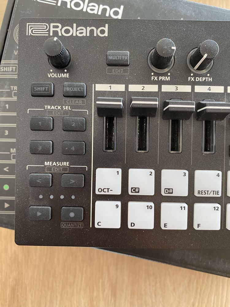 Roland mc 101 syntezator