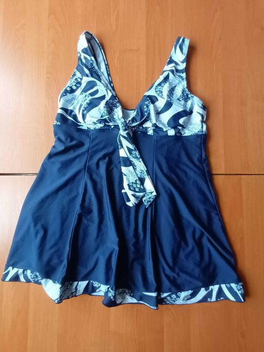 Жіночий суцільний купальник в розмірі 2 xl.