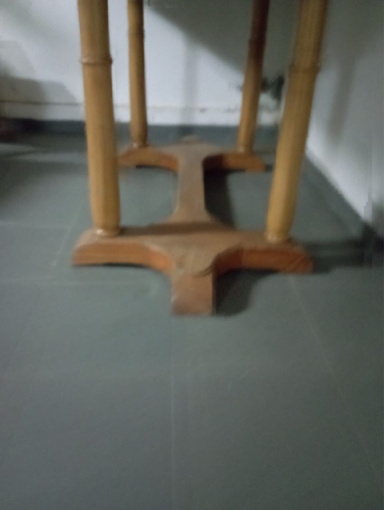 Mesa e 6 cadeiras em madeira de castanho.