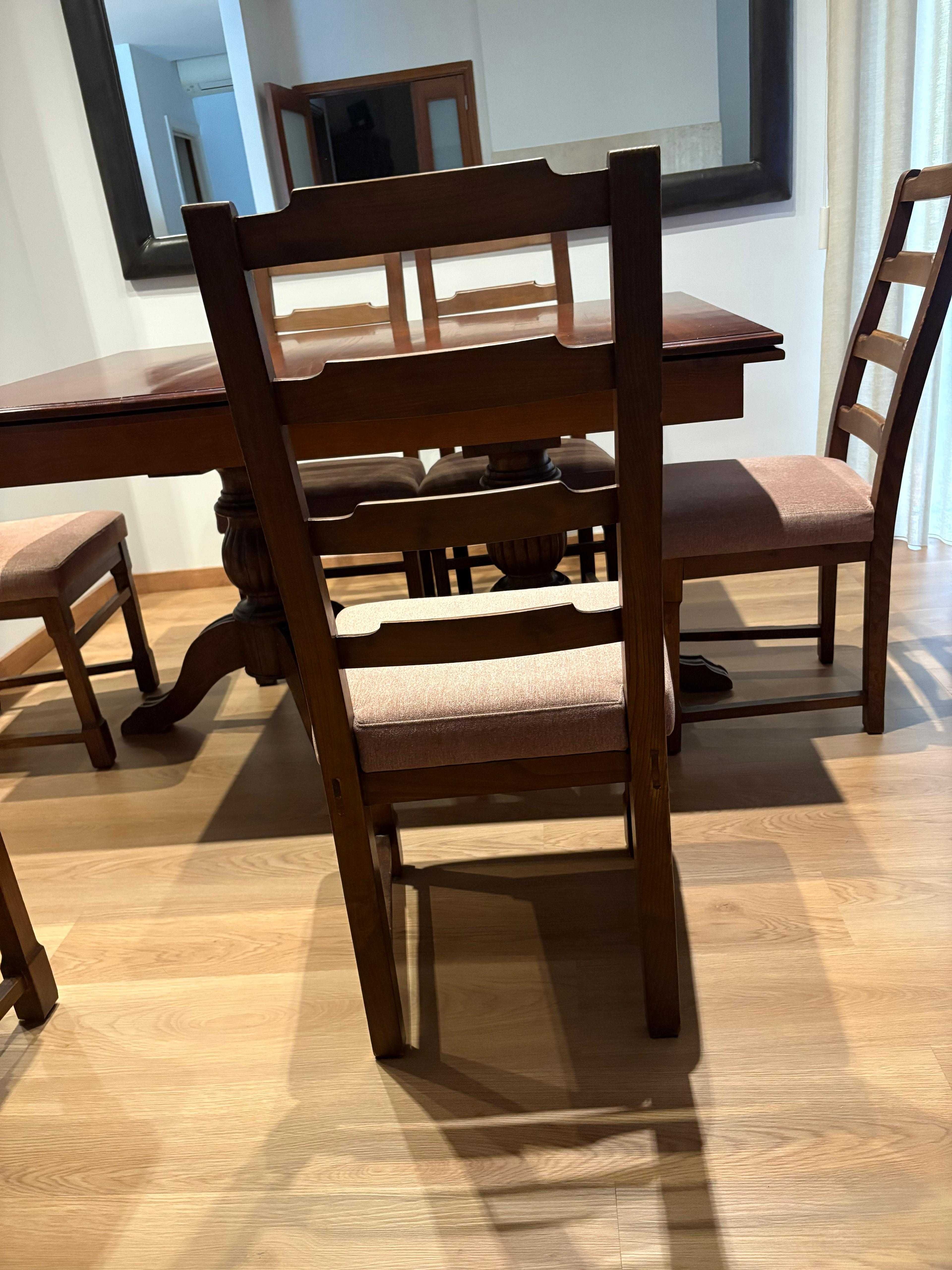 Mesa sala de jantar e cadeiras