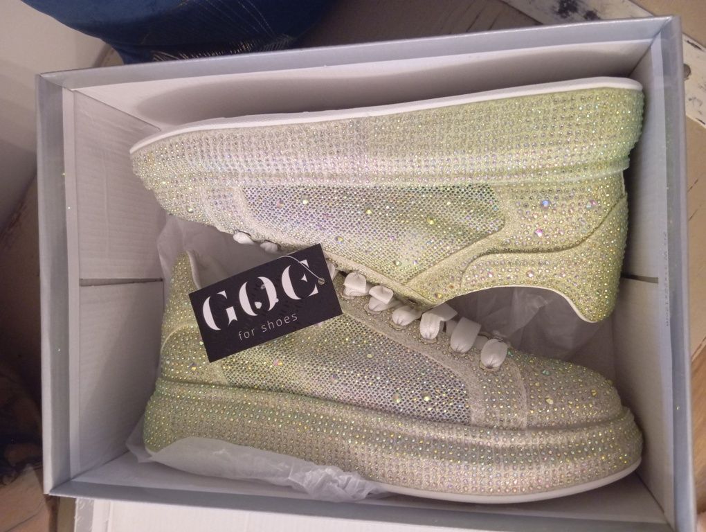 Buty firmy GOE cekinowe