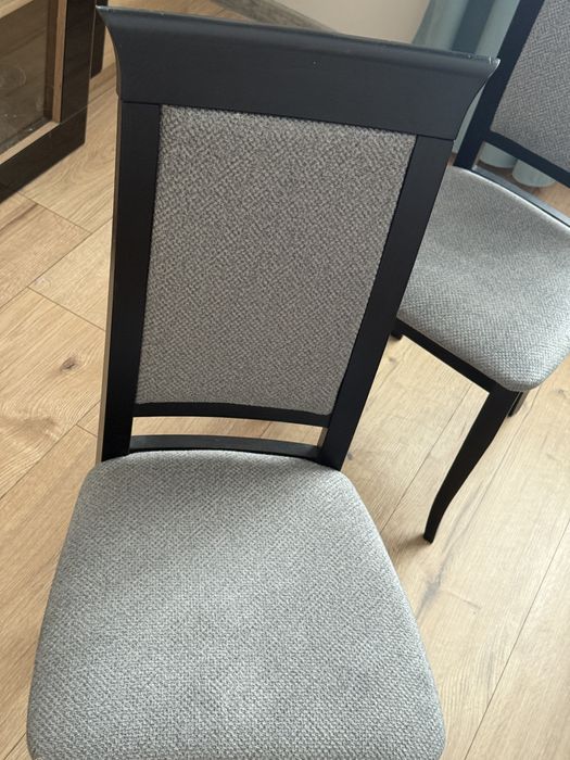 Stół z krzesłami. 145x110