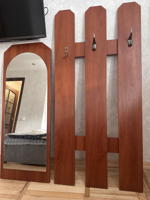 Вішалка і дзеркало в прихожу