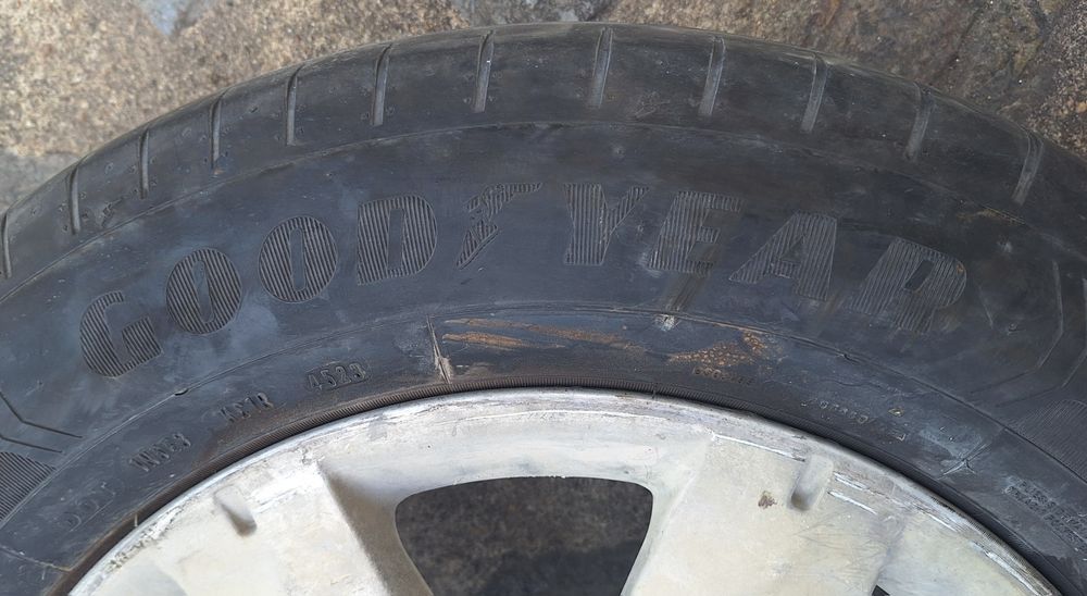 Jante 17" com Pneu Good Year 215/65 R17