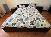 Cama de casal malm e mesas cabeceira