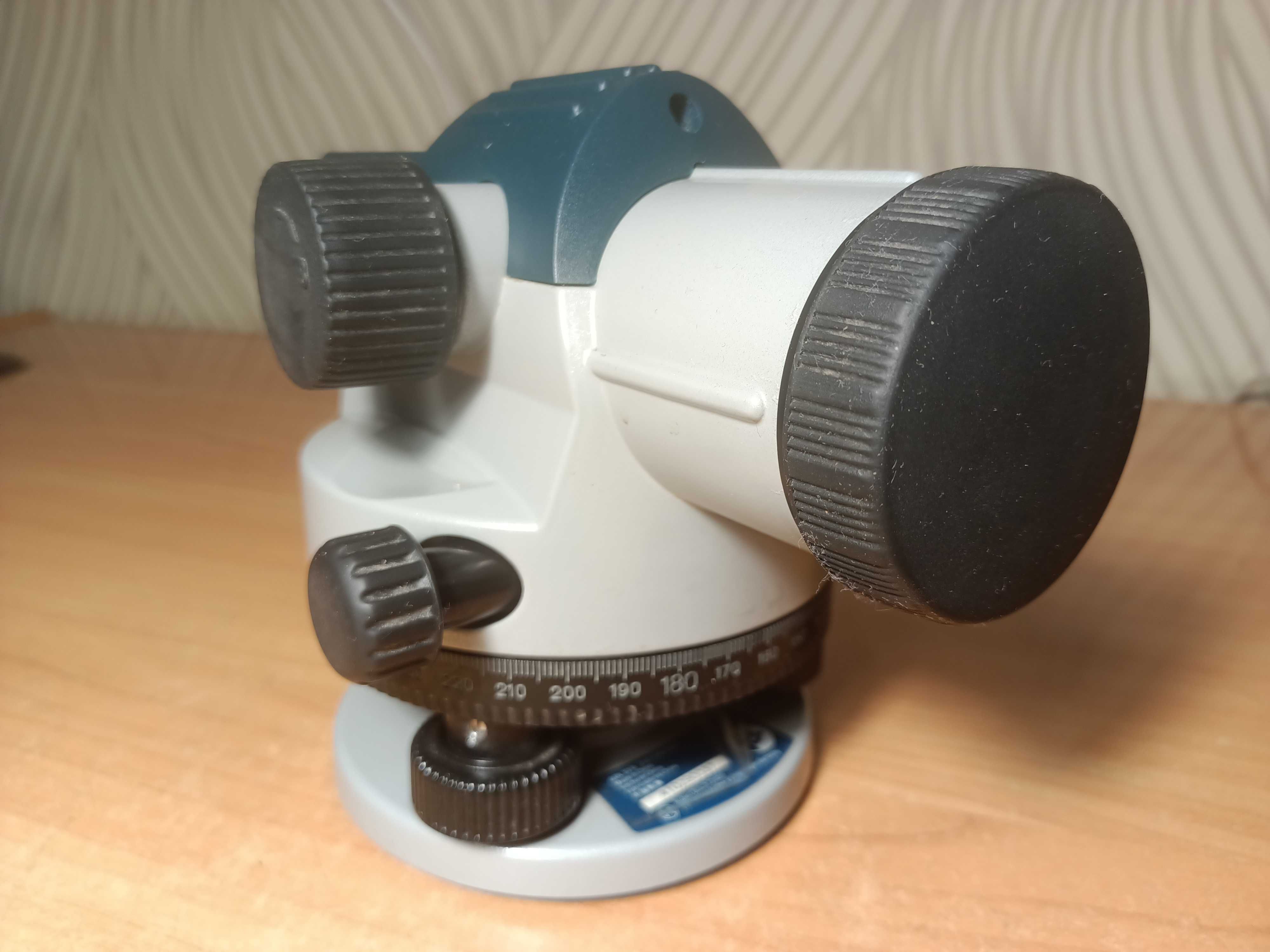 NIWELATOR optyczny  -  Bosch GOL 32 D + STATYW