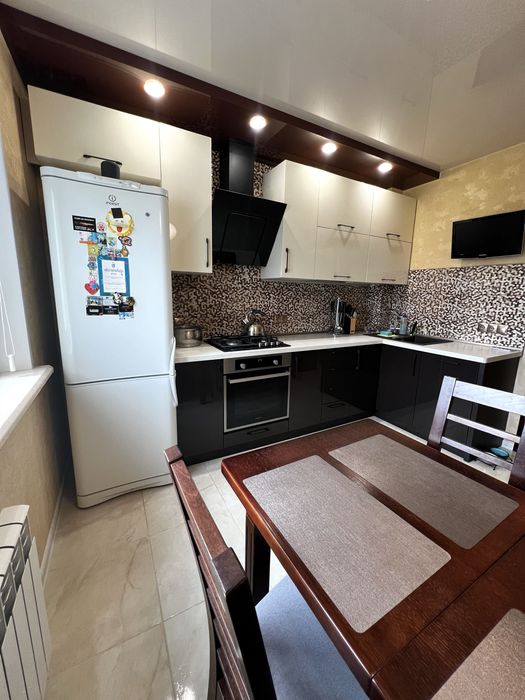 3 кімнатна Героїв Крут