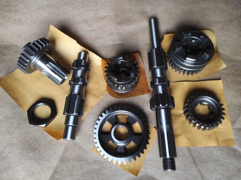 Skrzynia biegów wsk 125 kompletna / wałek zdawczy wał tłumik tryb