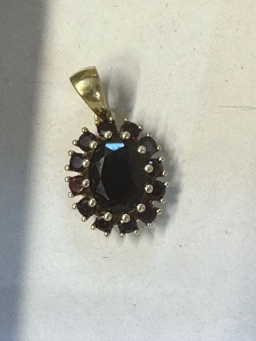 Złoty wisiorek z granatami