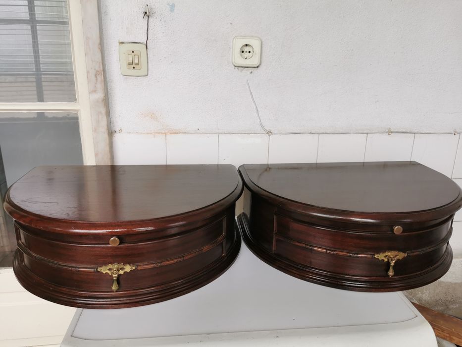 Mesas de Cabeceira (Suspensas p/ embutir na parede)