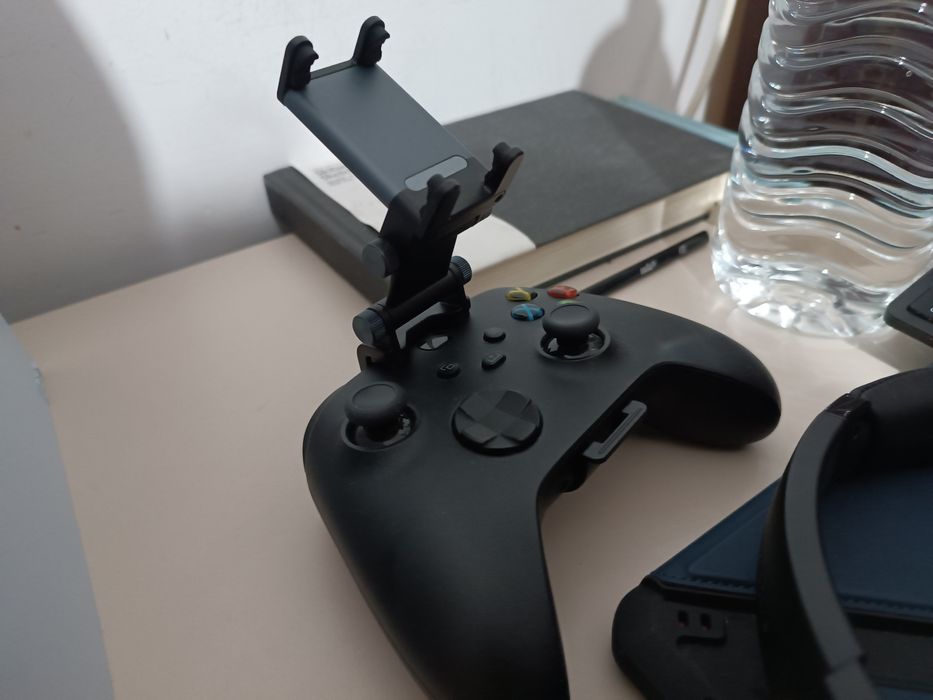 Comando Xbox com acessório para telemóvel