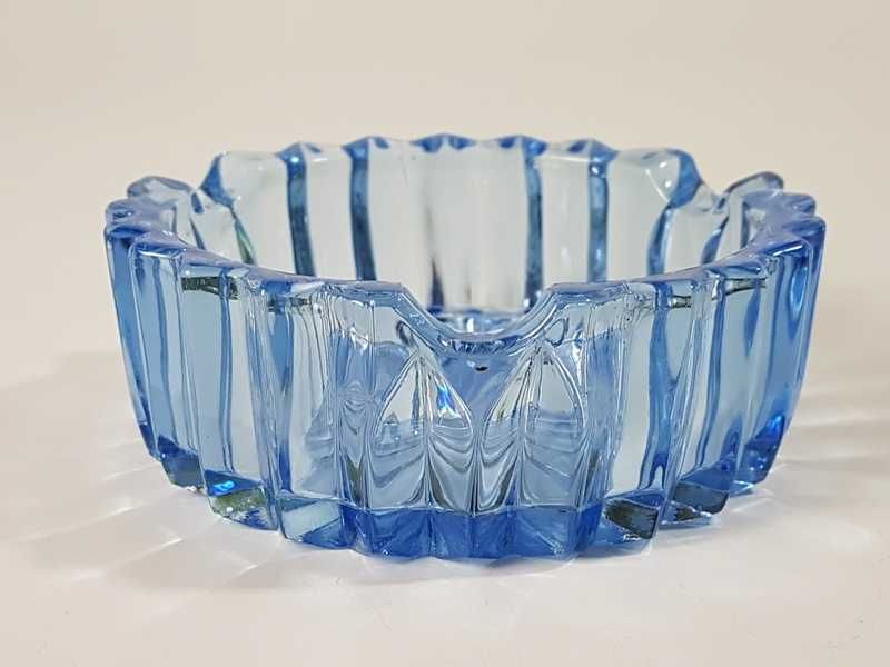Popielnica Vintage niebieskie przedwojenne szkło prasowane Ząbkowice