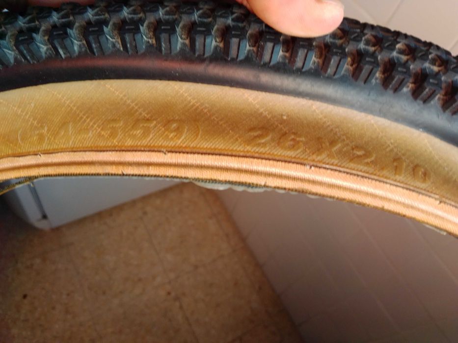 Pneu da marca Kenda, Small Block Eight, com as medidas 26X2.10 usado