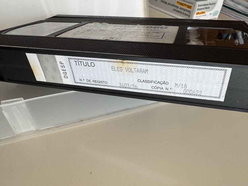 Cassete VHS com filme Eles Voltaram