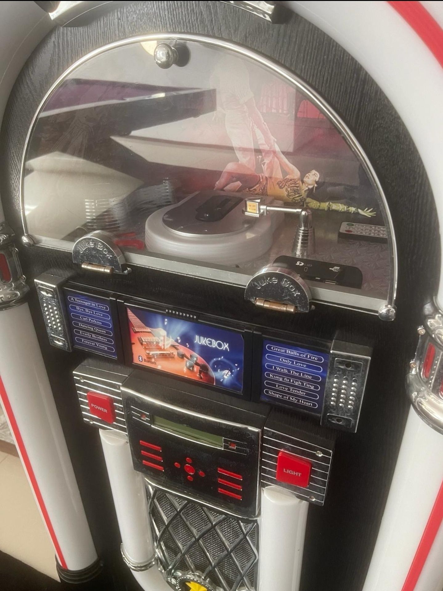 Vendo jukebox muito bonito